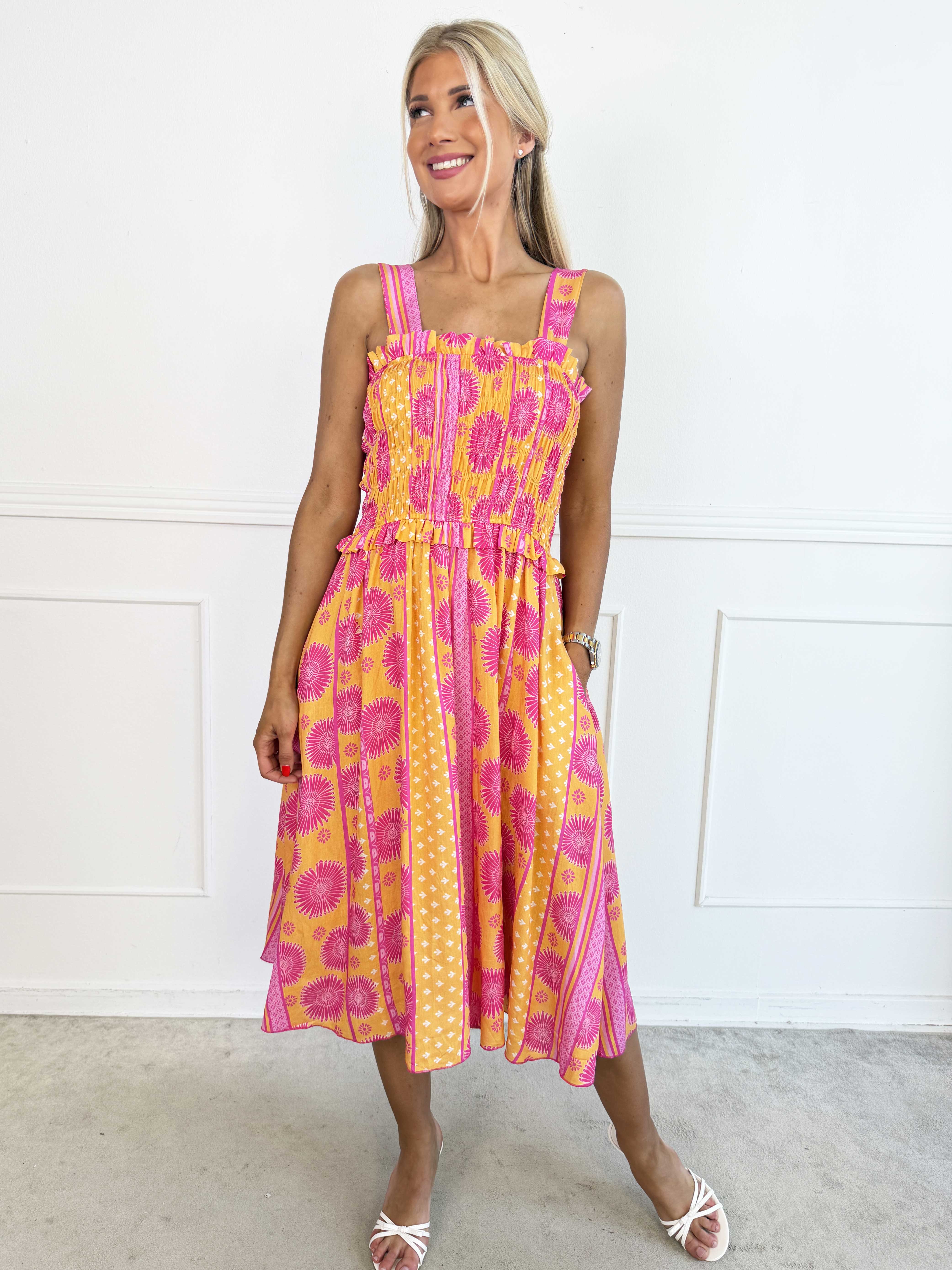 Marisol Sunburst - Blomstret plus size sommerkjole i viskose med smock henover brystet